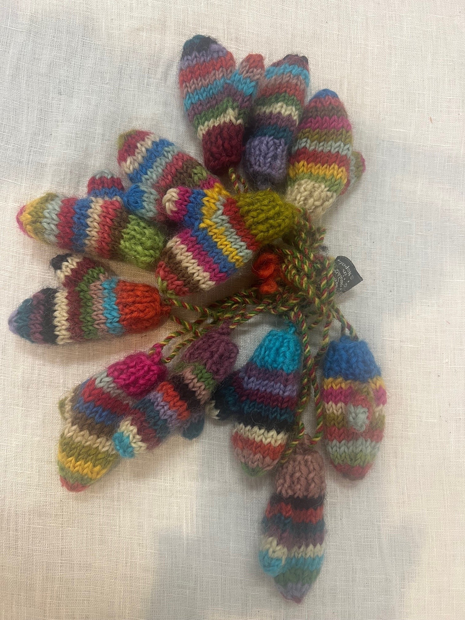Hot Knots Striped Mitten Garland T22X