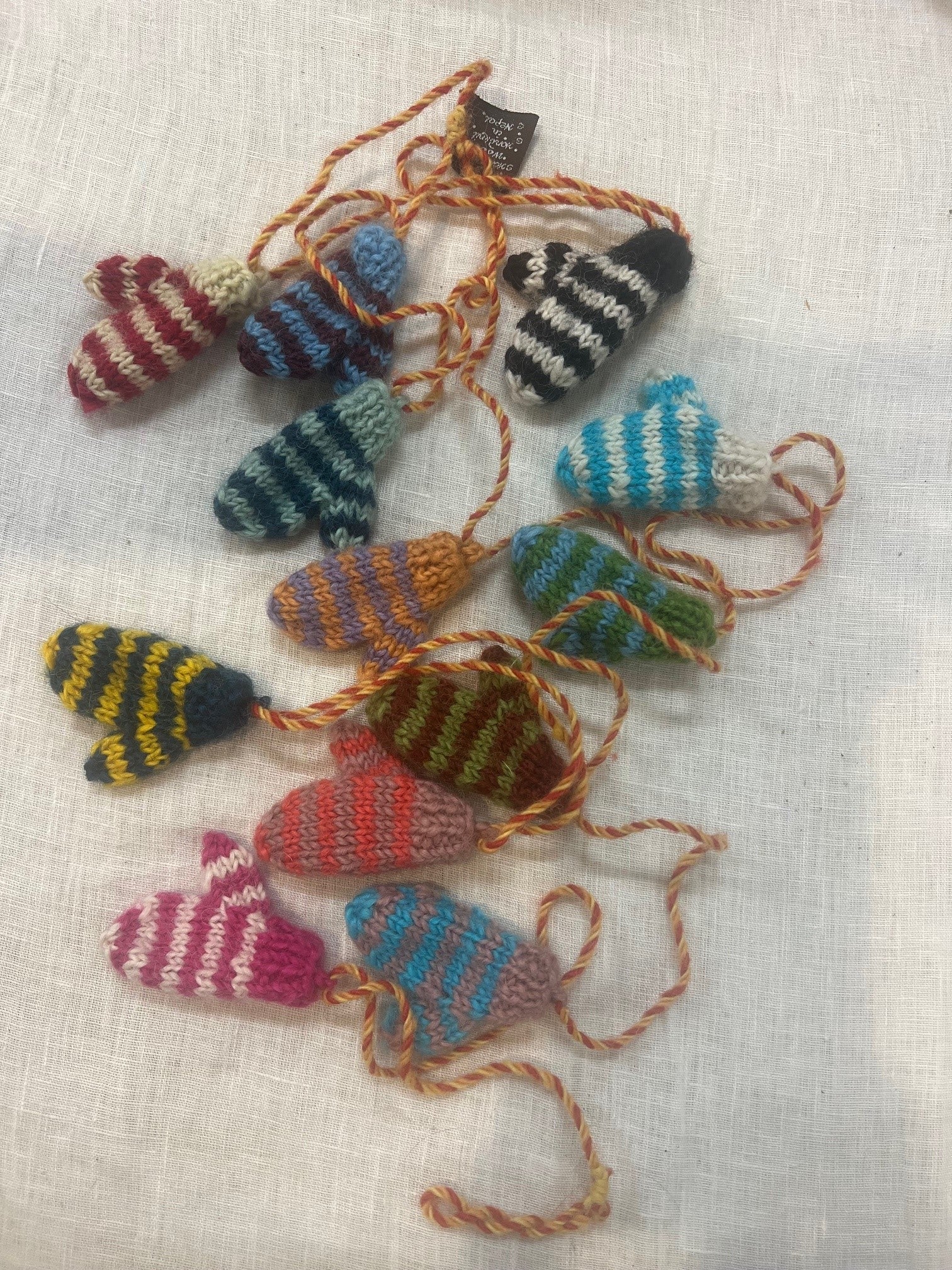 Hot Knots Striped Mitten Garland T22X